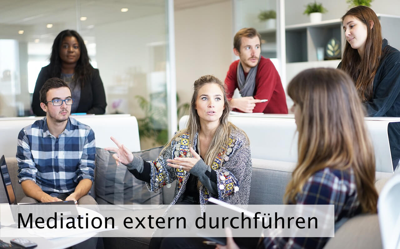 Oftmals ist es sinnvoller, ein Mediationsgespräch ausserhalb des Unternehmens durchzuführen und dafür externe Räumlichkeiten zu buchen (Foto: Free-Photos / pixabay.com)